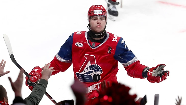 Нападающий «Локомотива» Сурин сообщил, что вернулся из США без клюшек