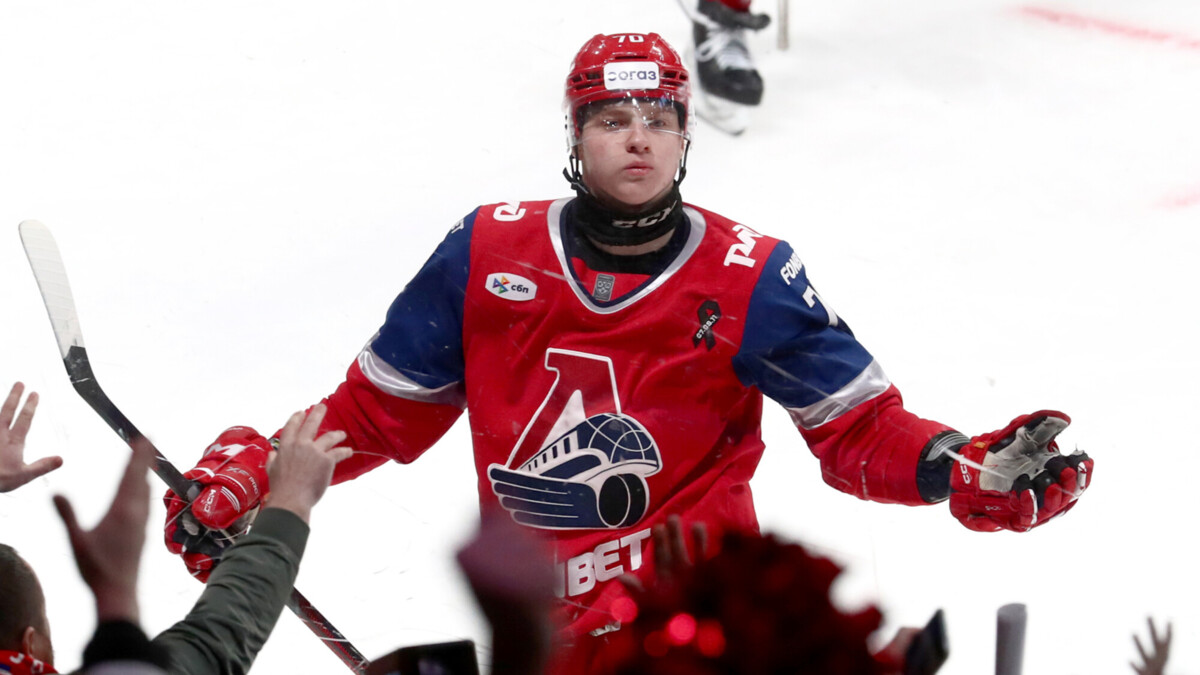 Нападающий «Локомотива» Сурин сообщил, что вернулся из США без клюшек