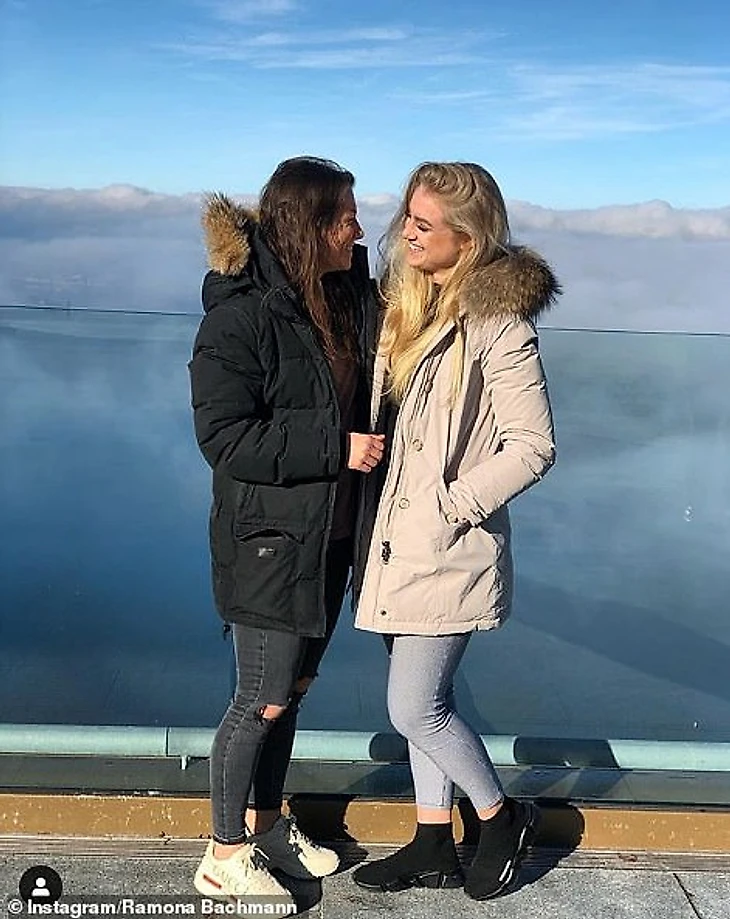 Леманн (справа) ранее встречалась со своей подругой по сборной Рамоной Бахманн (слева)