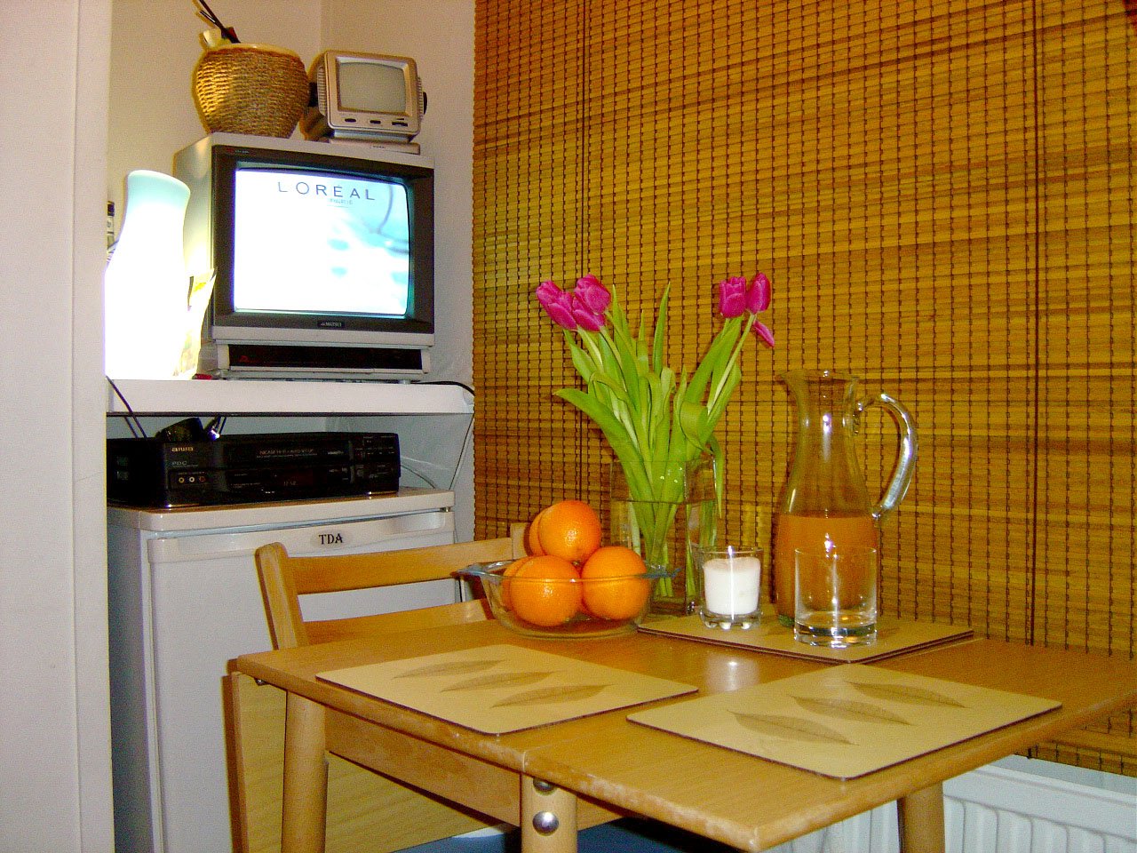 Телевизоры на кухню на авито. Кухня с телевизором на стене. Телевизор на кухне. Телевизор на кухне над столом. Телевизор над кухонным столом.