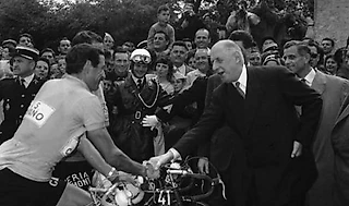 История о том, как президент Франции нечаянно подарил победу на Тур де Франс
