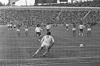 Кто впервые придумал пенальти в футболе и когда это было?