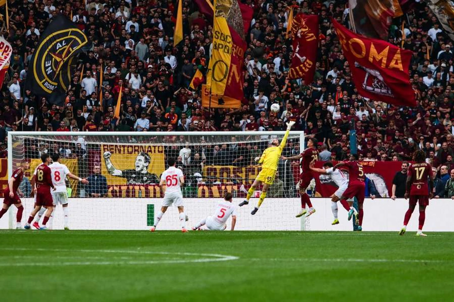 Fiorentina's David de Gea in action against Roma