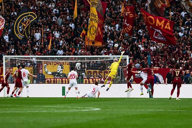 Fiorentina's David de Gea in action against Roma