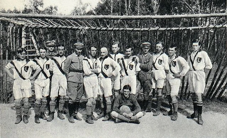 Файл:Polish Legionists playing soccer (1914-1918).jpg — Википедия
