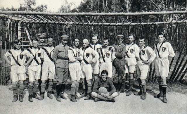 Файл:Polish Legionists playing soccer (1914-1918).jpg — Википедия