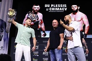 Экспресс-обзор UFC 319. Самый яркий турнир лета
