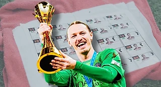 Рассматриваем шпаргалку Сафонова для исторической серии пенальти. Спрятал подсказку в полотенце