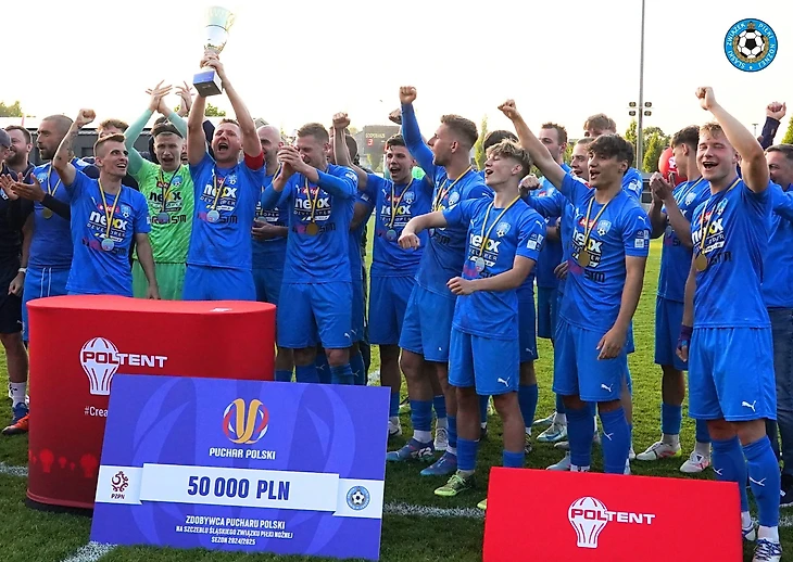 Łukasz Piszczek z rezerwami LKS-u Goczałkowice cieszy się z Poltent Pucharu Polski na szczeblu Śl.ZPN | ŚLZPN
