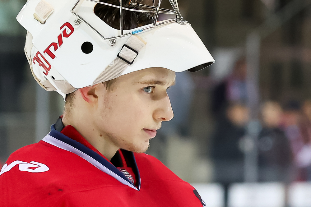Эффектный дебют российского вратаря в НХЛ: 21-летний ярославский воспитанник отразил 24 шайбы «королей»