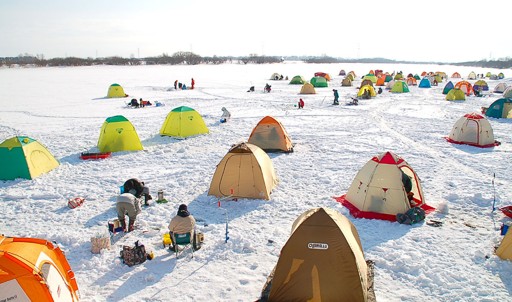 Рыбалка новинка зимняя. Зимняя палатка. Палатка Рыбацкая зимняя. Зимняя рыбалка из палатки. Палатка для зимней рыболовной палатки.