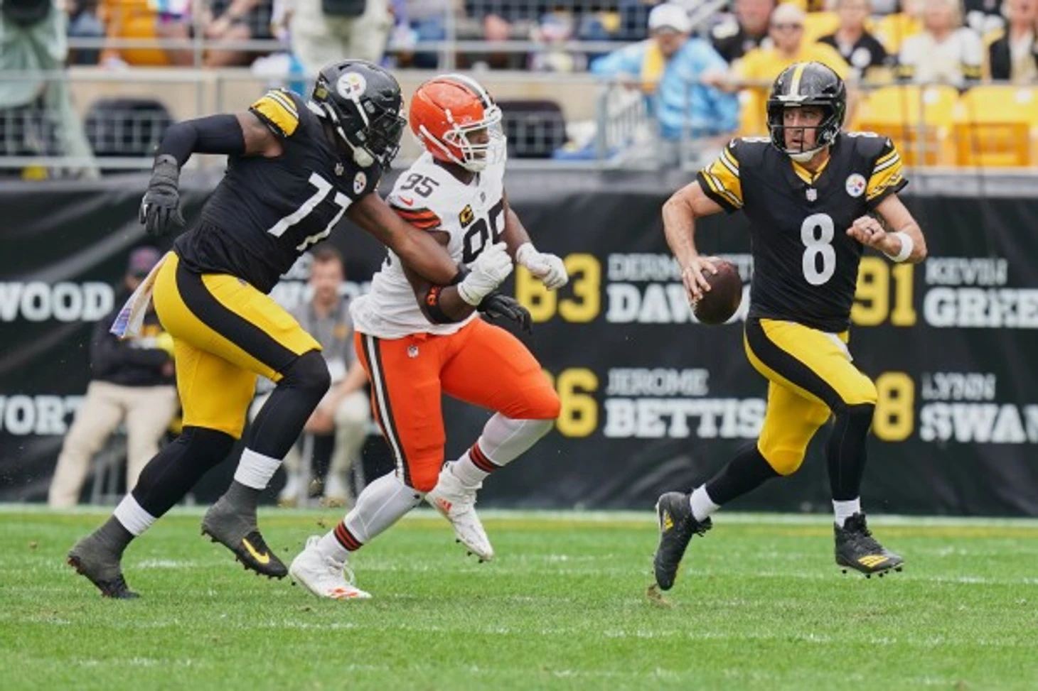 Aaron Rodgers leads the Steelers to another home win over ...