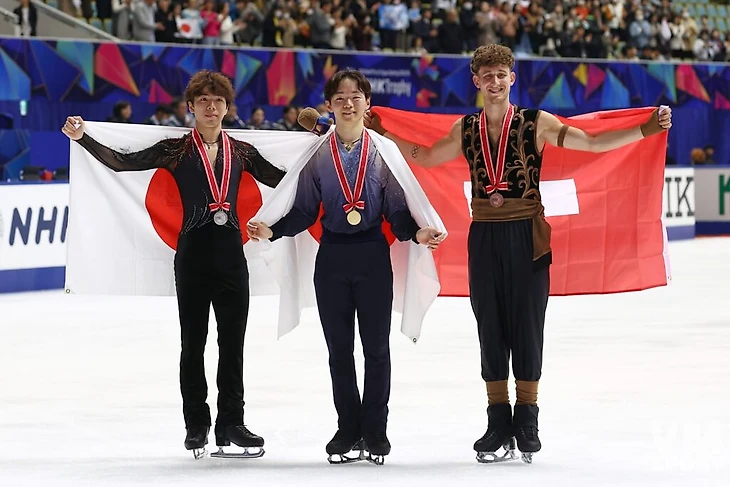 Сюн Сато, Юма Кагияма и Лукас Бричги. Фигурное катание