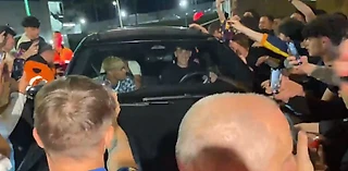 Толпа болельщиков «Барсы» не отпускала Ямаля и Гави после победы в Ла Лиге
