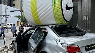 Огромный футбольный мяч целиком раздавил автомобиль. Это реклама Nike в центре Сеула 🔥