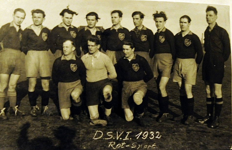Лучшая рабочая футбольная команда Германии «Де-Эс-Фау-1910» (DSV-1910) из Дрездена и «Русские игры» (Russenspiele)