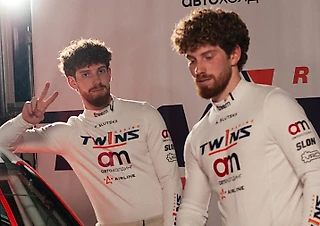 В главных кольцевых гонках России ездят близнецы – в собственной команде на свои. Теперь у них блог на Спортсе!