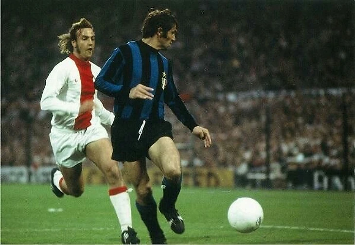 Ajax 2 Inter Milan 0 in May 1972 in Rotterdam. Johan Neeskens defends at De Kuip #EuroCupFinal