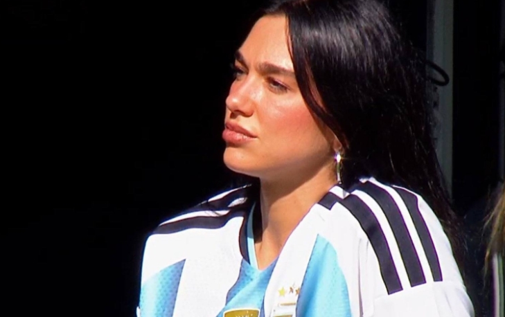 Дуа Липа посетила Суперкласико – «Бока» против «Ривера»! Один из клубов подарил ей футболку, но она не рискнула ее надеть 🔥
