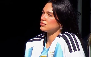 Дуа Липа посетила Суперкласико – «Бока» против «Ривера»! Один из клубов подарил ей футболку, но она не рискнула ее надеть 🔥