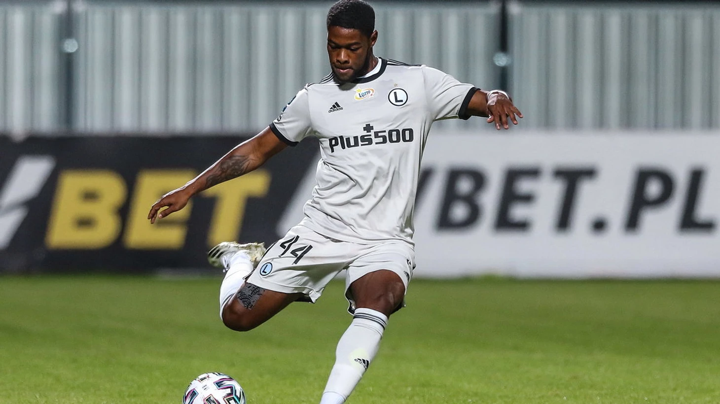Koronawirus szaleje, William Remy imprezuje. Legia ukarze piłkarza – Przegląd Sportowy Onet