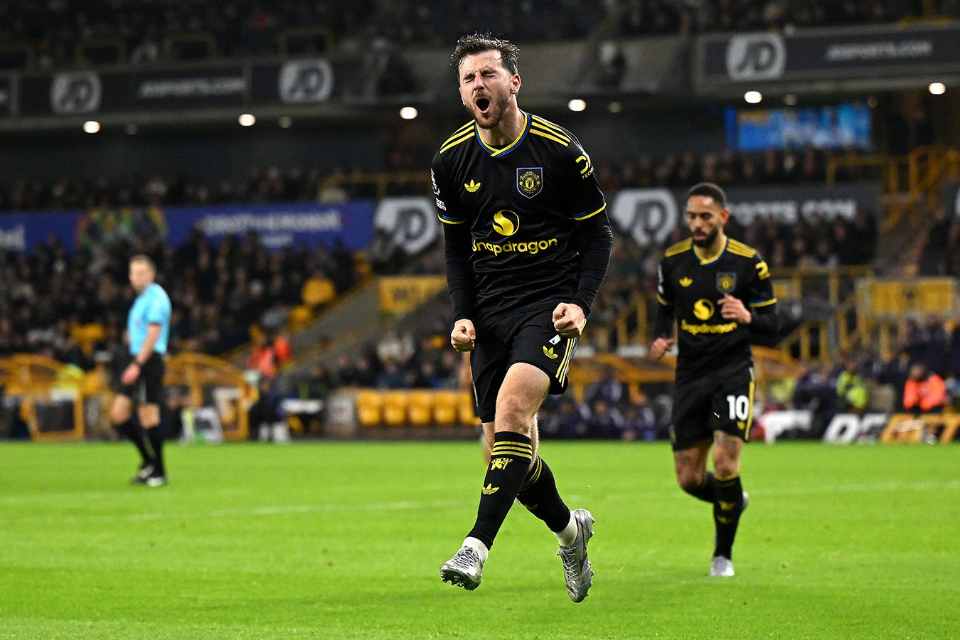 Вулверхэмптон — Манчестер Юнайтед — 1:4, обзор матча 15-го тура АПЛ, голы, Мбемо, Фернандеш, Маунт, Беллегард, 8 декабря 2025 - Чемпионат