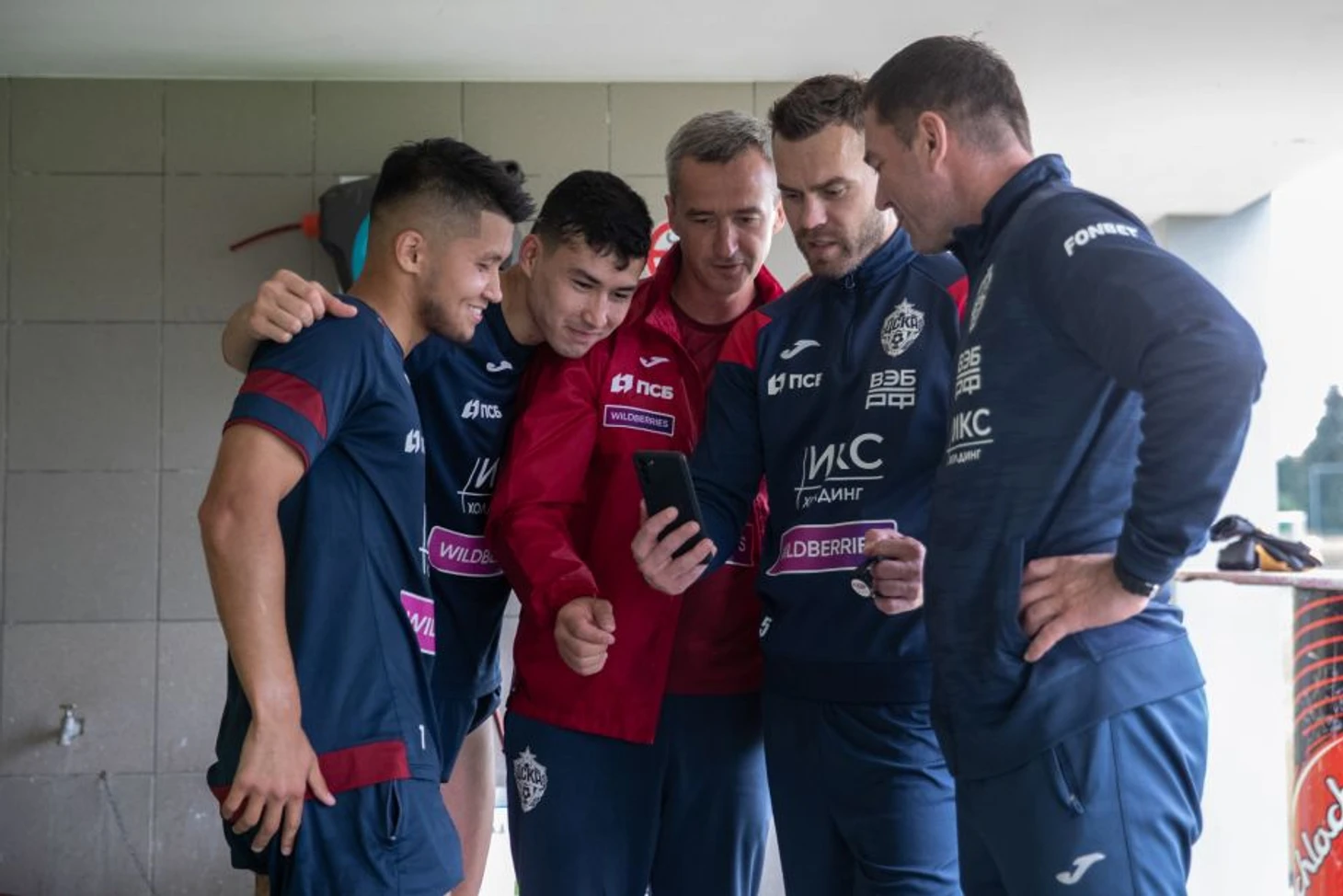 Максим Головлёв с игроками ЦСКА