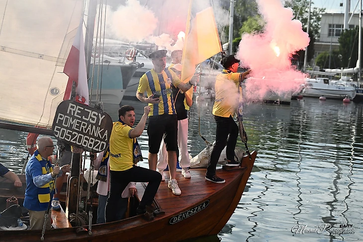 Возможно, это изображение 6 человек, люди участвуют в академической гребле, лодка, парус и огонь
