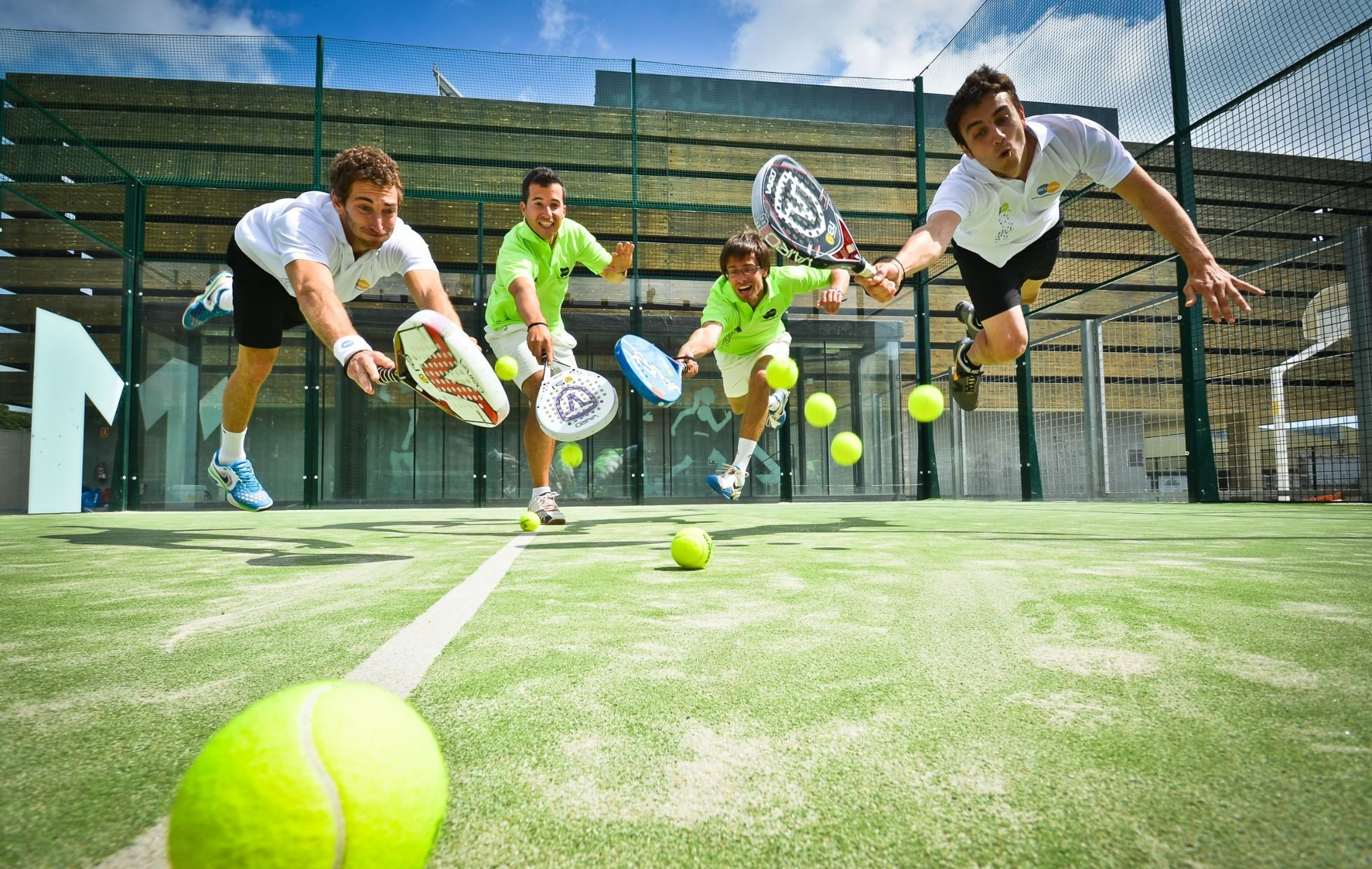 Playing sports. Паддл теннис. Падель и теннис Испания. Корт для падел-тенниса. Испанский теннис падел.